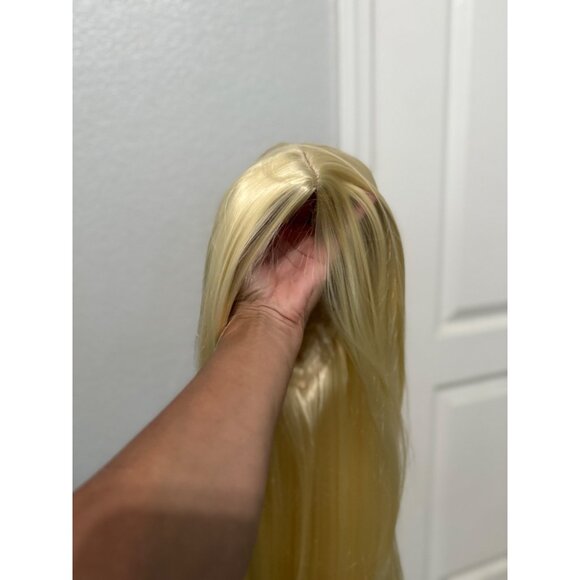 NEW 32 inch  blonde glueless wig - Picture 3 of 5